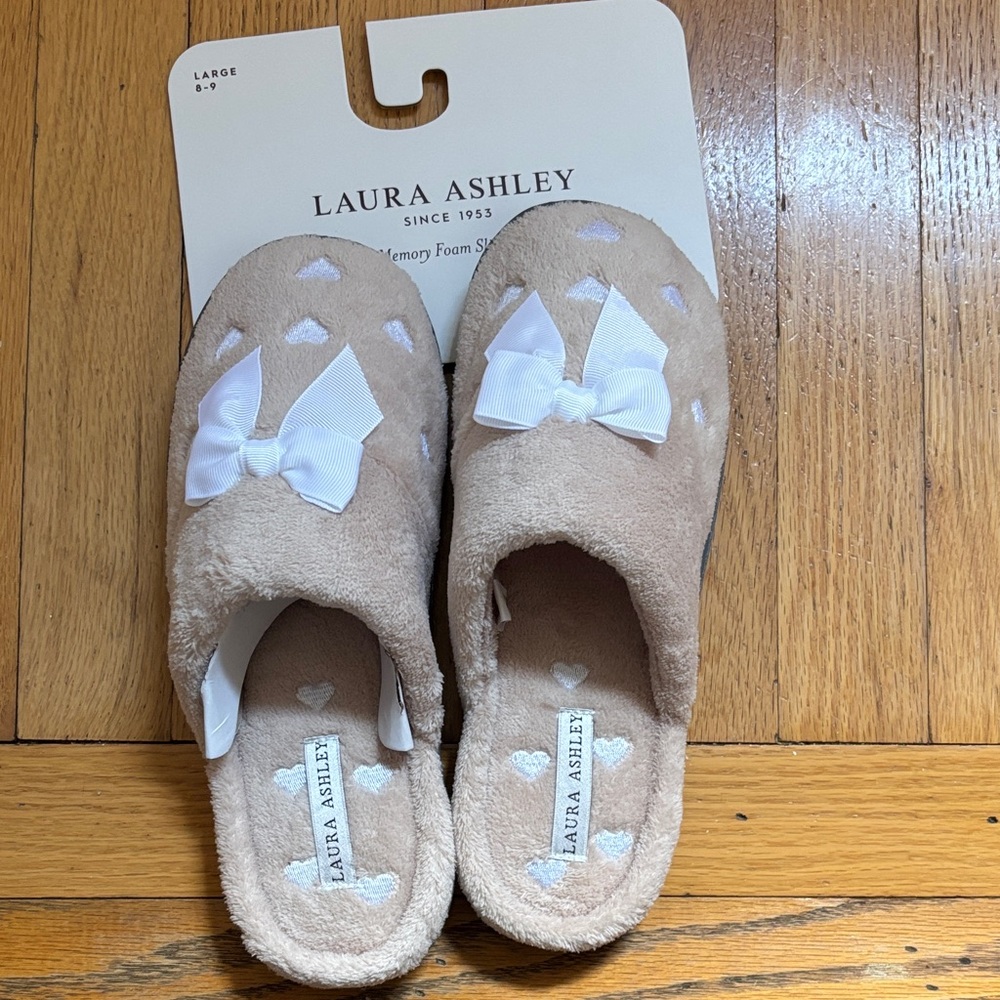 Laura Ashley Beige heart Slippers with White Bow nwt 8/9
